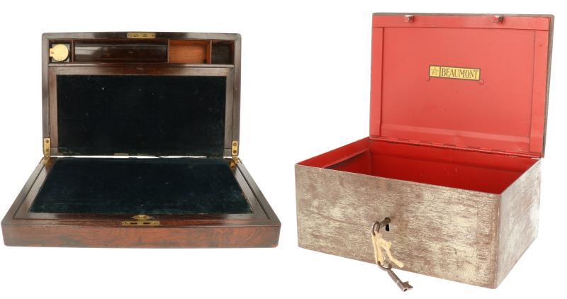 Een lot van (2) kisten waaronder een schrijfkist en geldkist. 19e eeuw.