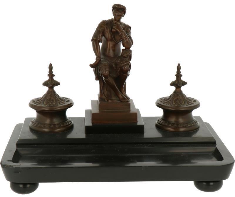 Een marmeren inktstel met bronzen ornamenten, réduction launage. Frankrijk, eind 19e eeuw.