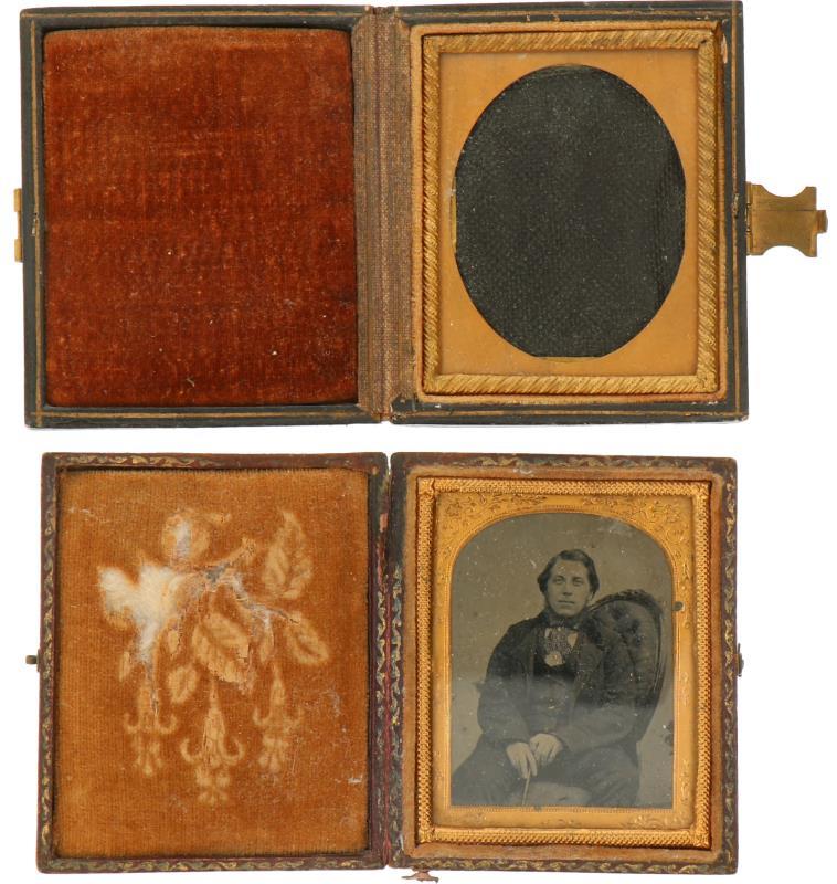 Een lot van (2) fotolijstjes waarvan één met Daguerreotype van een heer. Circa 1910.