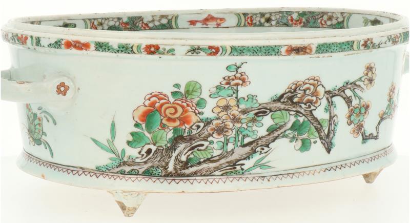 Een Famille Verte porseleinen jardinière gezet op drie voetjes met twee handvatten. China, Kangxi (circa 1700).