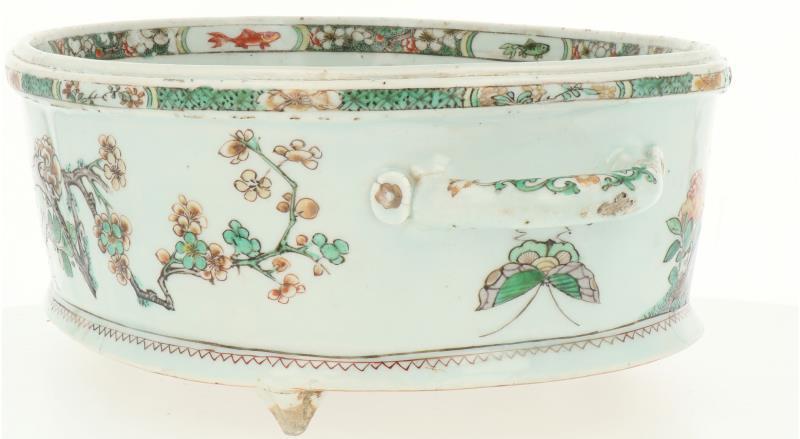 Een Famille Verte porseleinen jardinière gezet op drie voetjes met twee handvatten. China, Kangxi (circa 1700).