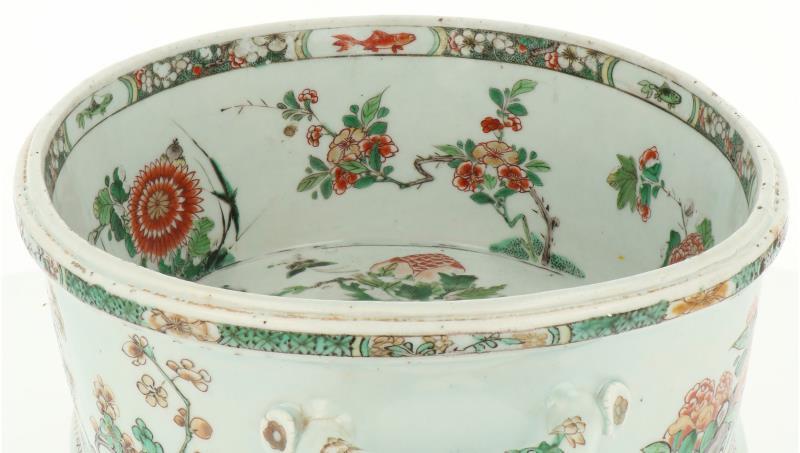 Een Famille Verte porseleinen jardinière gezet op drie voetjes met twee handvatten. China, Kangxi (circa 1700).