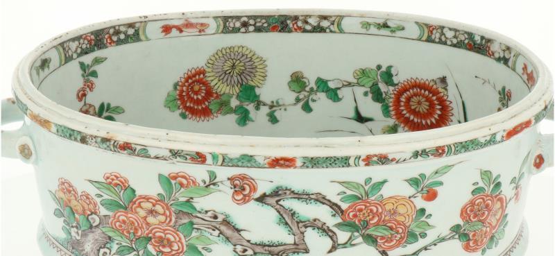 Een Famille Verte porseleinen jardinière gezet op drie voetjes met twee handvatten. China, Kangxi (circa 1700).