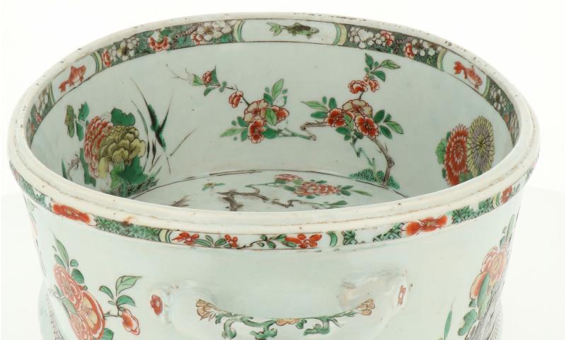 Een Famille Verte porseleinen jardinière gezet op drie voetjes met twee handvatten. China, Kangxi (circa 1700).