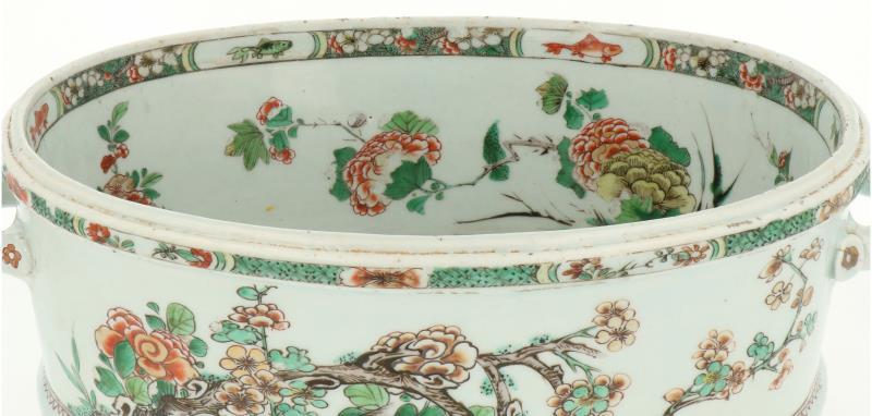 Een Famille Verte porseleinen jardinière gezet op drie voetjes met twee handvatten. China, Kangxi (circa 1700).