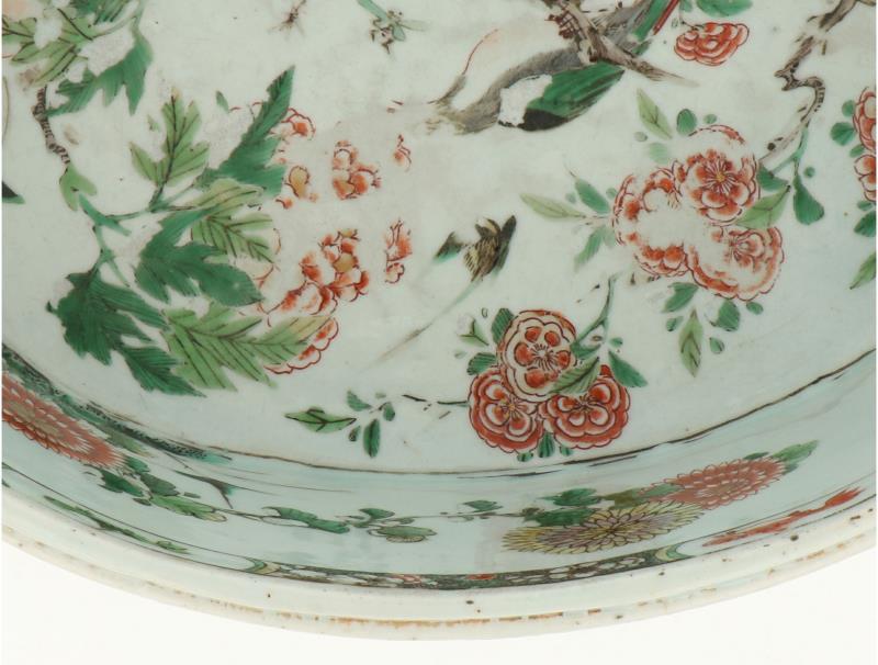 Een Famille Verte porseleinen jardinière gezet op drie voetjes met twee handvatten. China, Kangxi (circa 1700).