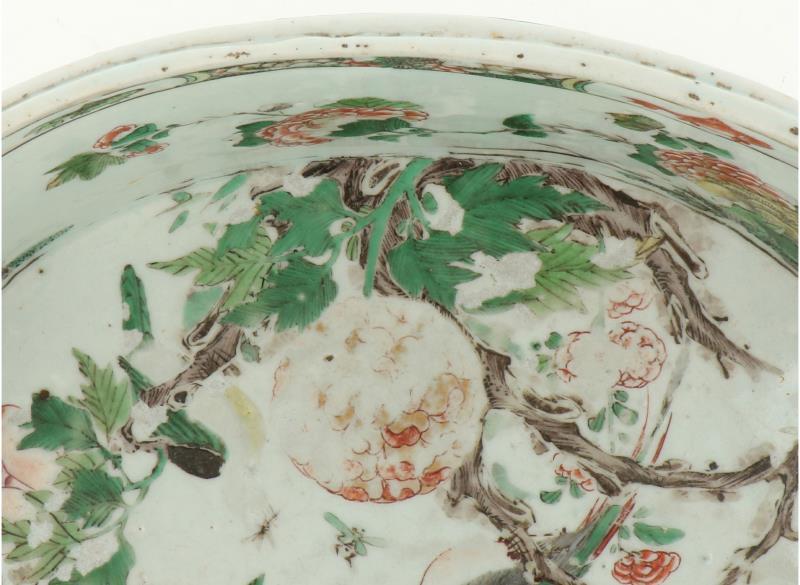 Een Famille Verte porseleinen jardinière gezet op drie voetjes met twee handvatten. China, Kangxi (circa 1700).