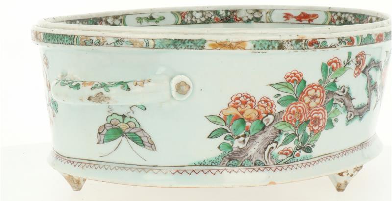 Een Famille Verte porseleinen jardinière gezet op drie voetjes met twee handvatten. China, Kangxi (circa 1700).