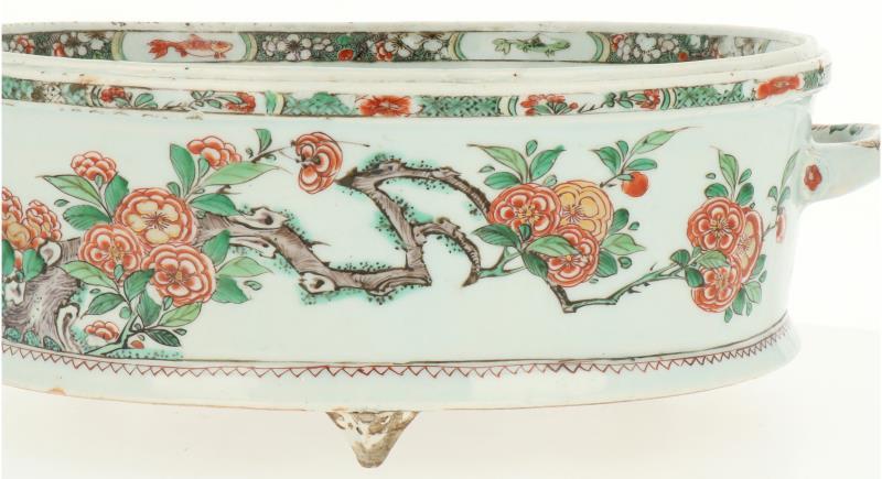 Een Famille Verte porseleinen jardinière gezet op drie voetjes met twee handvatten. China, Kangxi (circa 1700).