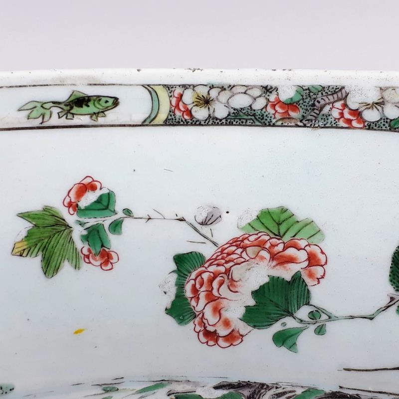 Een Famille Verte porseleinen jardinière gezet op drie voetjes met twee handvatten. China, Kangxi (circa 1700).