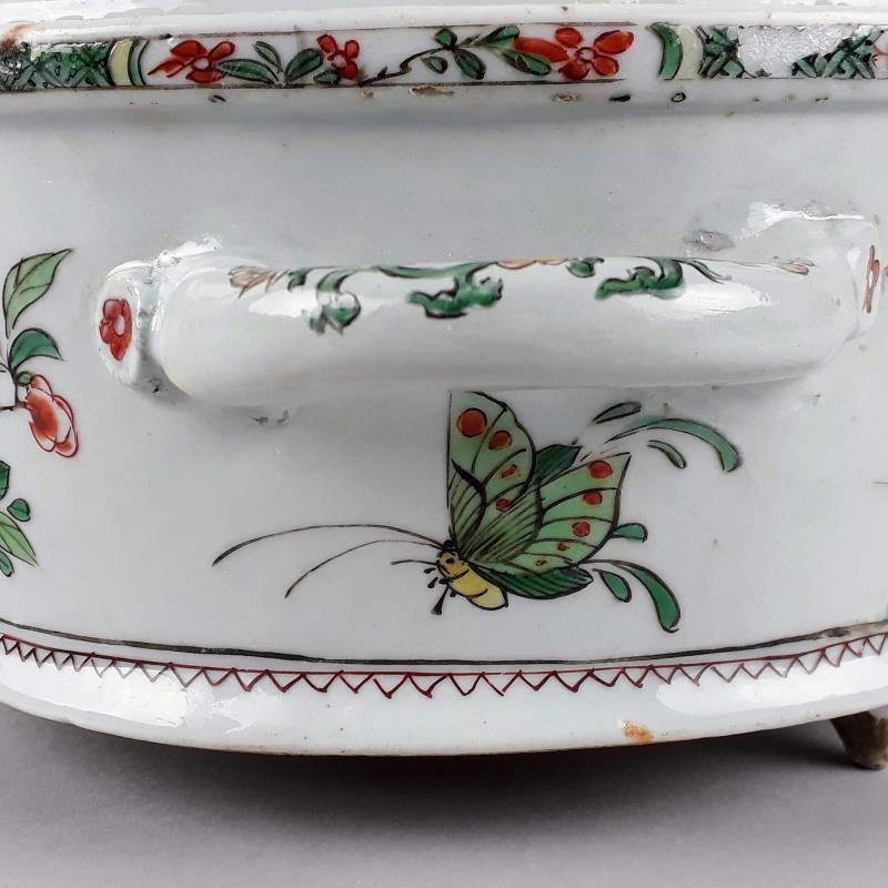 Een Famille Verte porseleinen jardinière gezet op drie voetjes met twee handvatten. China, Kangxi (circa 1700).