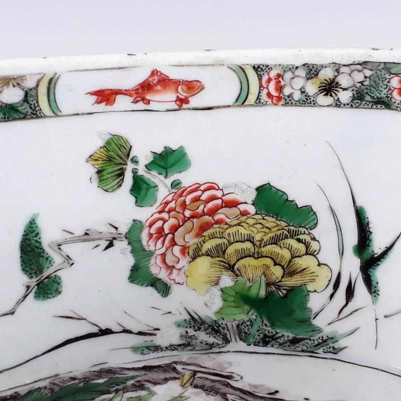 Een Famille Verte porseleinen jardinière gezet op drie voetjes met twee handvatten. China, Kangxi (circa 1700).