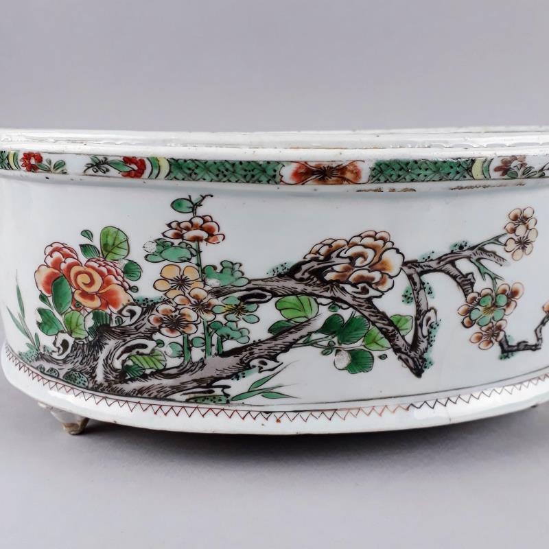 Een Famille Verte porseleinen jardinière gezet op drie voetjes met twee handvatten. China, Kangxi (circa 1700).