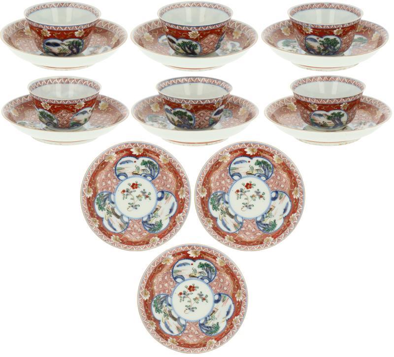 Een lot van (6+9) kop en schotels met Imari decor. Japan, 19e eeuw.