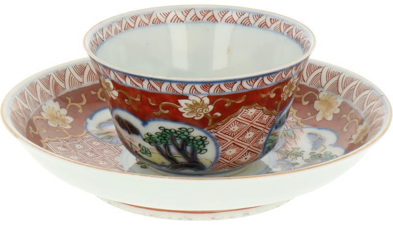 Een lot van (6+9) kop en schotels met Imari decor. Japan, 19e eeuw.