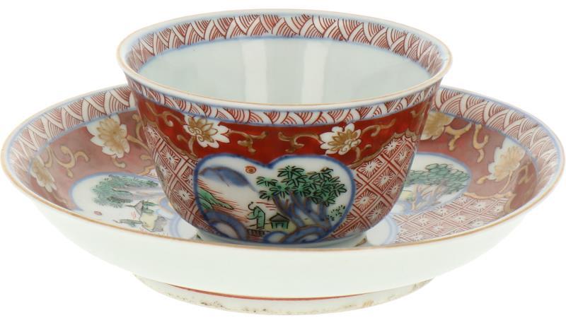 Een lot van (6+9) kop en schotels met Imari decor. Japan, 19e eeuw.