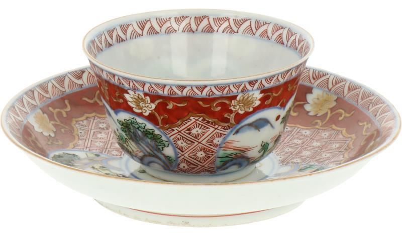 Een lot van (6+9) kop en schotels met Imari decor. Japan, 19e eeuw.