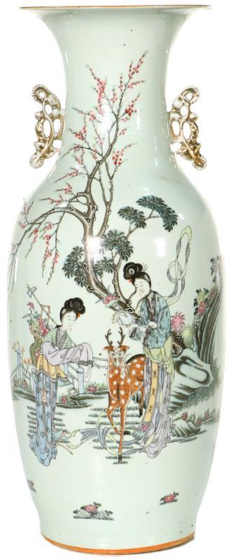 Een porseleinen Qianjiang Cai vaas met decor van Chinese figuren in een landschap. China, 19e/20e eeuw. 