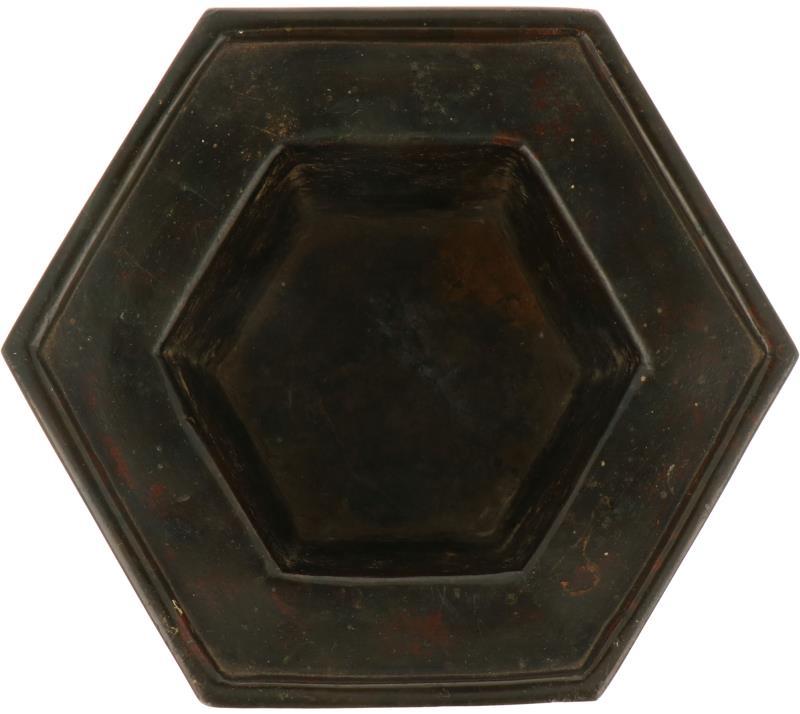 Een bronzen wierookbrander gedecoreerd met swastika tekens. China, 19e eeuw.