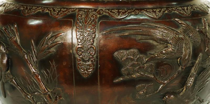 Een bronzen wierookbrander gedecoreerd met vogels. Japan, Meji periode.