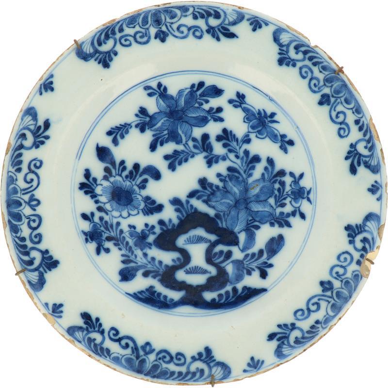 Een aardewerk schotel met Chinoiserie decor. Delft, 18e eeuw.