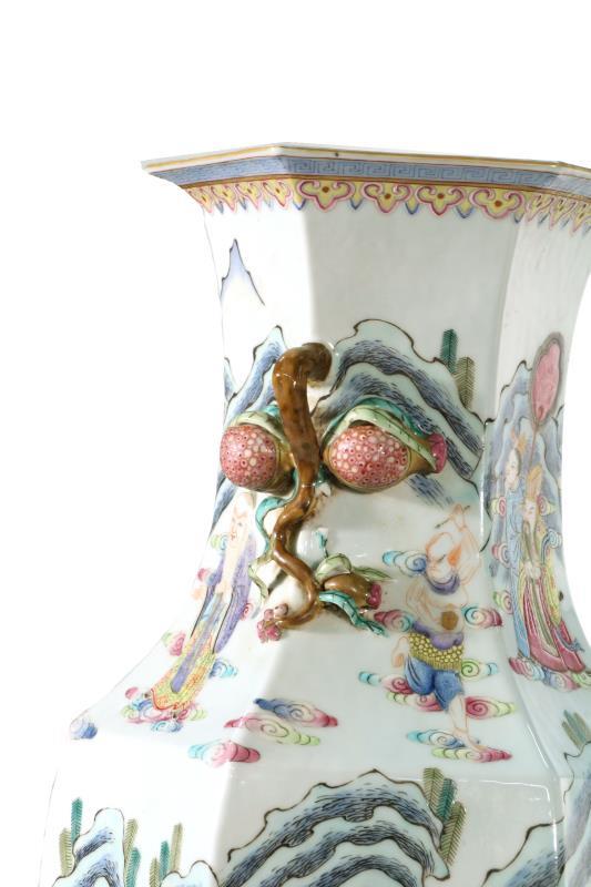 Een porseleinen vaas met floraal decor van Chinese figuren. China, 20e eeuw.