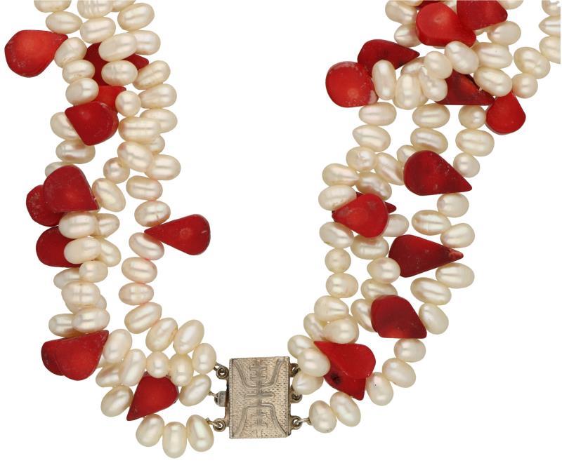 Collier met een zilveren sluiting, parel en rode agaat - 925/1000.