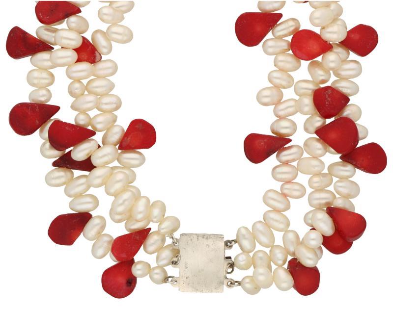 Collier met een zilveren sluiting, parel en rode agaat - 925/1000.