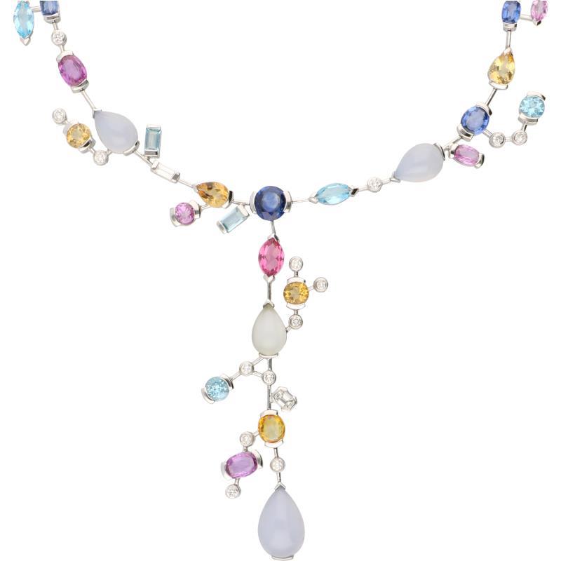 Collier witgoud, diverse edelstenen waaronder ca. 1.12 ct. diamant en saffier - 18 kt.