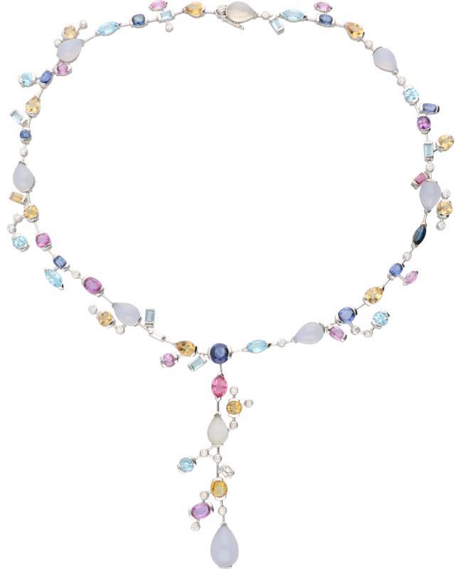 Collier witgoud, diverse edelstenen waaronder ca. 1.12 ct. diamant en saffier - 18 kt.