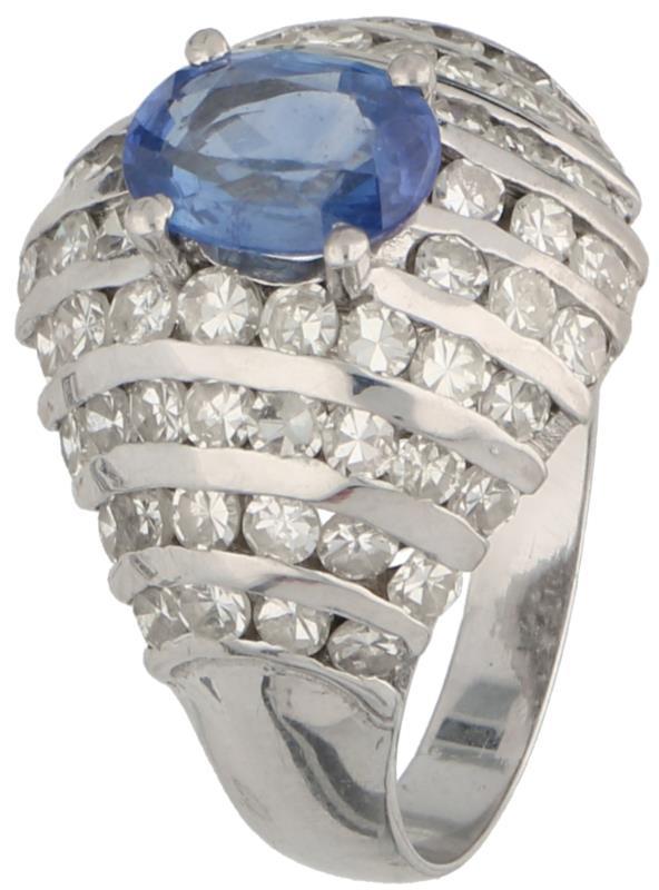 Entourage ring witgoud, ca. 1.28 ct. diamant en saffier - 18 kt.