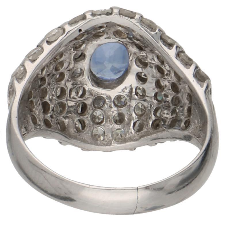 Entourage ring witgoud, ca. 1.28 ct. diamant en saffier - 18 kt.