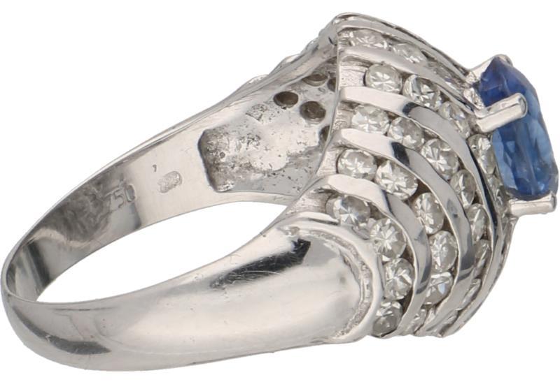 Entourage ring witgoud, ca. 1.28 ct. diamant en saffier - 18 kt.