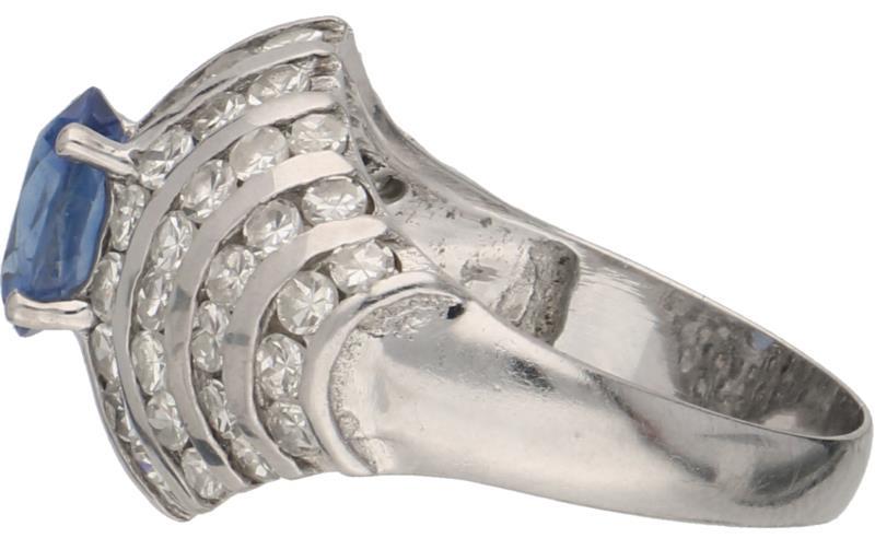 Entourage ring witgoud, ca. 1.28 ct. diamant en saffier - 18 kt.