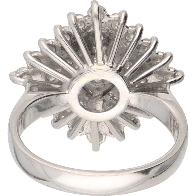 Entourage ring witgoud, ca. 0.90 ct. diamant - 18 kt.