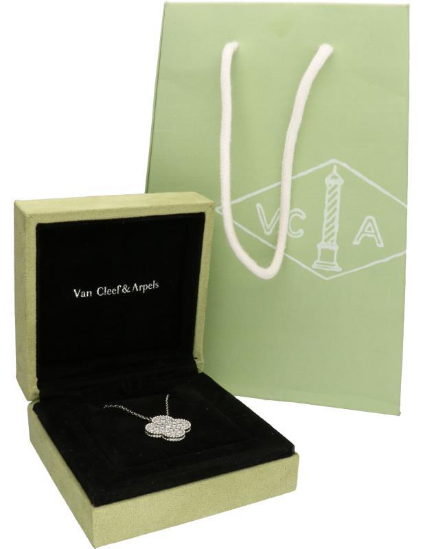Van Cleef & Arpels collier met Magic Alhambra hanger witgoud, ca. 0.88 ct. diamant - 18 kt.