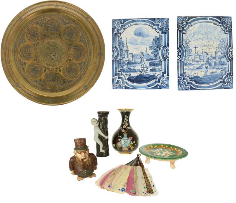 Een lot diversen w.o. Chinees porselein, tegels, koperen schaal en cloisonné vaas.