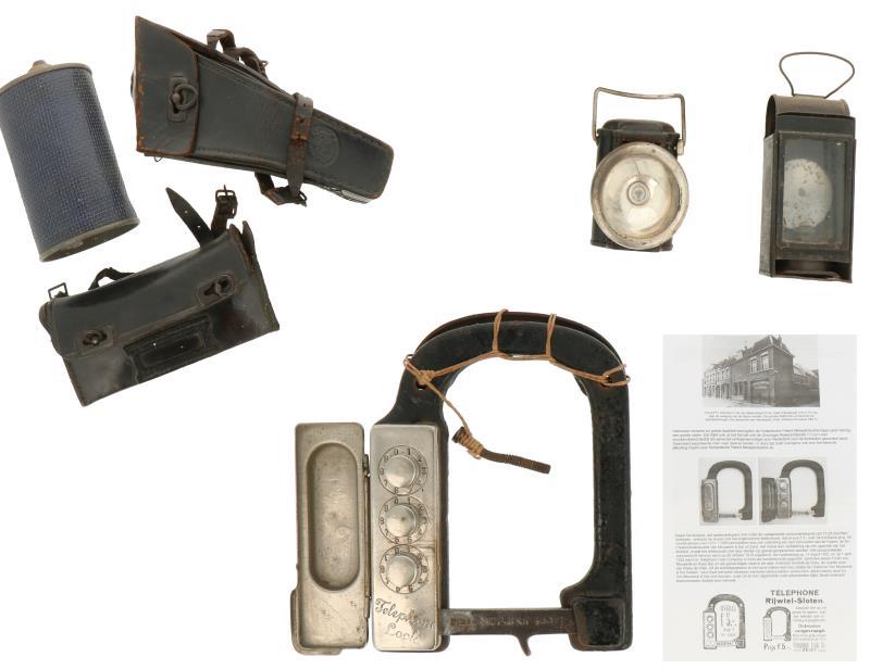 Een kavel met vintage fiets onderdelen w.o. een cijferslot, een batterijlamp, een fietstasje enz.