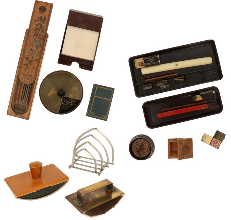 Een kavel met vintage bureau assecoires. W.o. Een griffeldoos, een bakelieten paperclipdoosje, inktdrogers en postzegeldoosje.