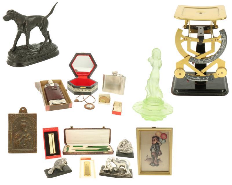 Een lot divers w.o. een brievenweegschaal, reisikoon, bronzen beeld en diverse kleinoden.
