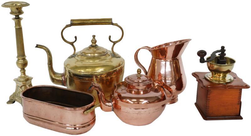 Een lot koperwerk met o.a 2 ketels, jardiniere, waterkan, kandelaar en koffiemolen.