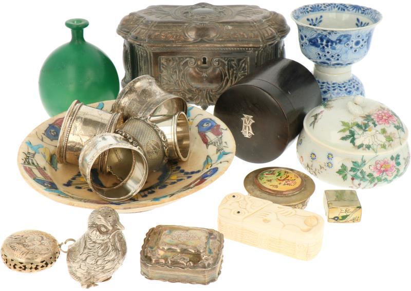 Een gevarieerd lot met onder andere porselein, aardewerk, glas en zilver.