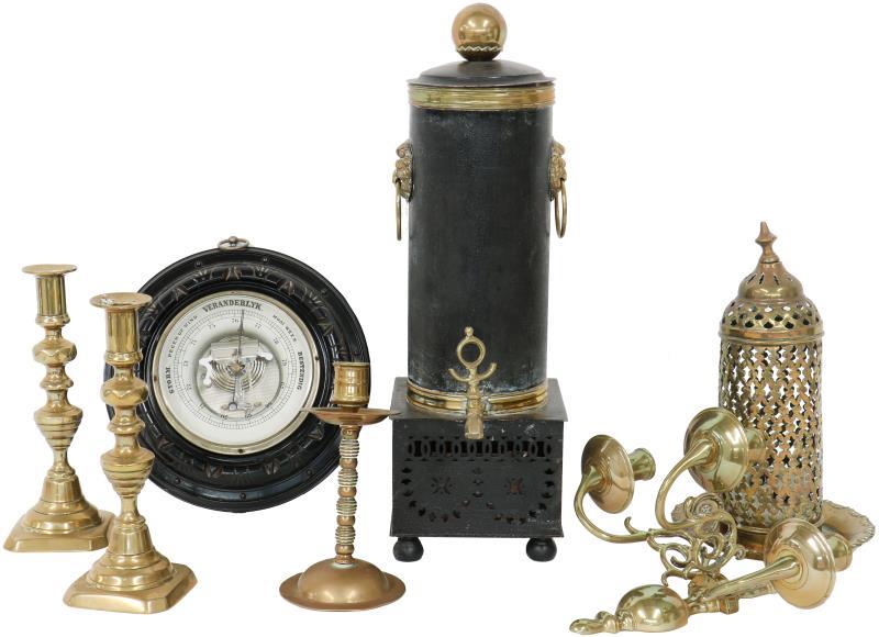 Een lot diversen met onder andere bronzen kandelaren, barometer, kraantjeskan.