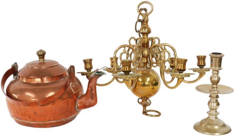 Een lot koper met daarin een appelketel, kroonluchter en kandelaar. 19e eeuw.