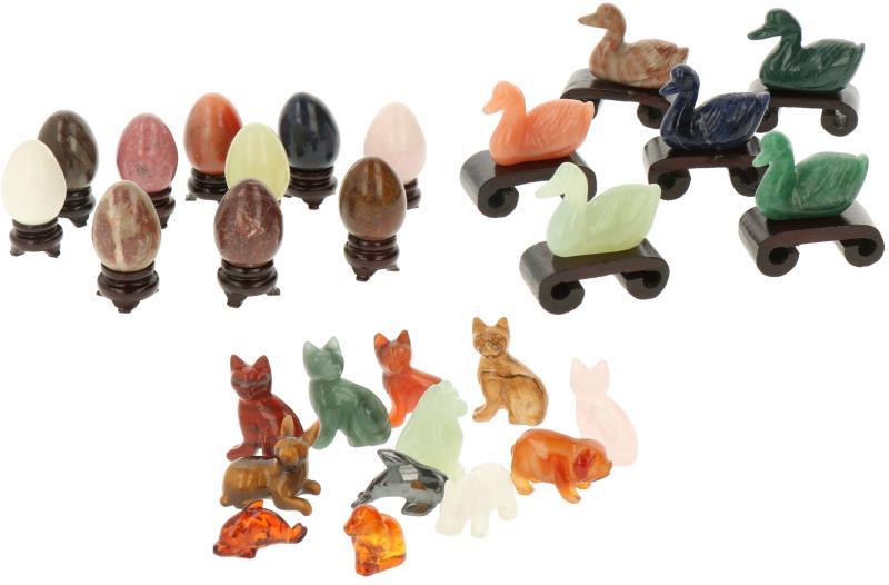 Een lot van diversen miniaturen uit mineraal gesteente.