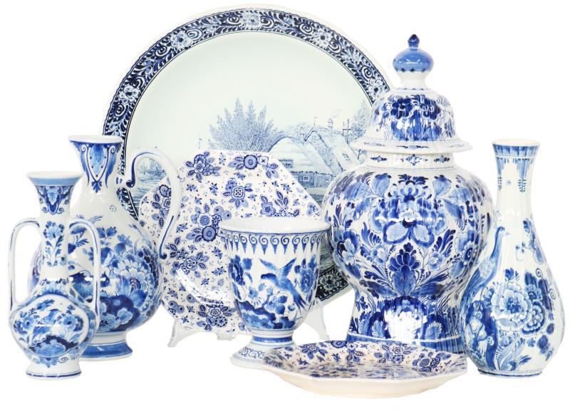 Een verzameling keramiek. W.o. Delfts blauw, o.a. De Porceleyne Fles en Société Céramique decor Beatrix Blauw.