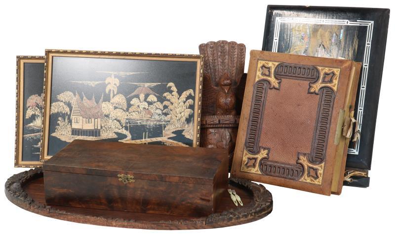 Een lot diversen w.o. fotoalbum, speeldoos, dienblad en twee Chinese prenten.