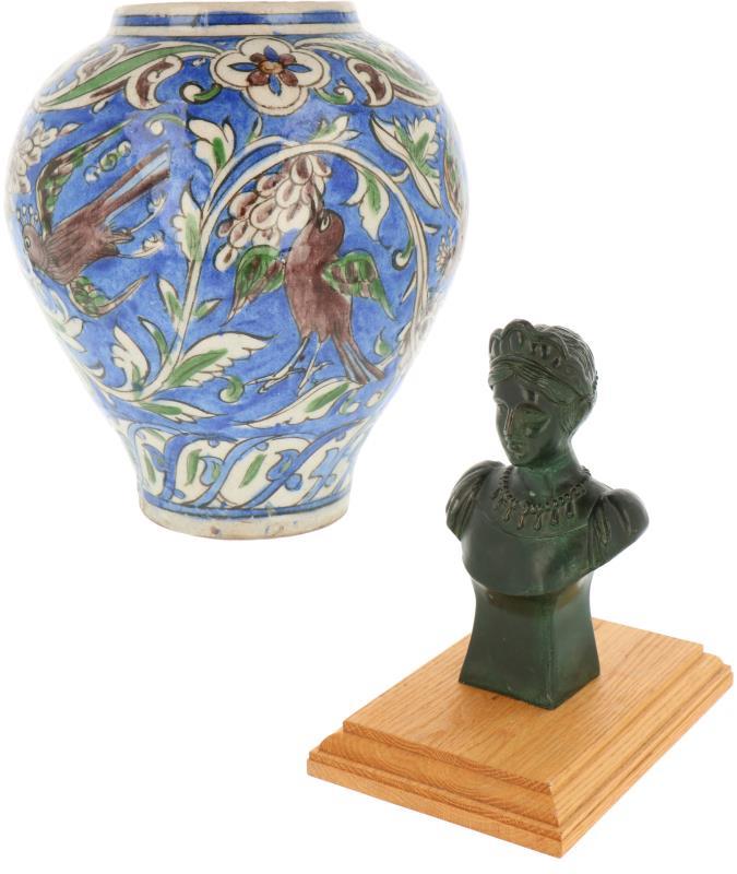 Een aardewerk vaas met vogelmotieven op floraal decor. Perzië, 1e helft 20e eeuw.