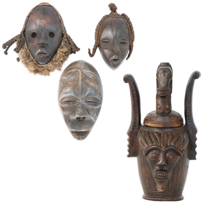 Een collectie decoratieve Afrikaanse zgn. "Dan" maskers, DRC, 2e helft 20e eeuw, en daarbij een bewerkte pot. 