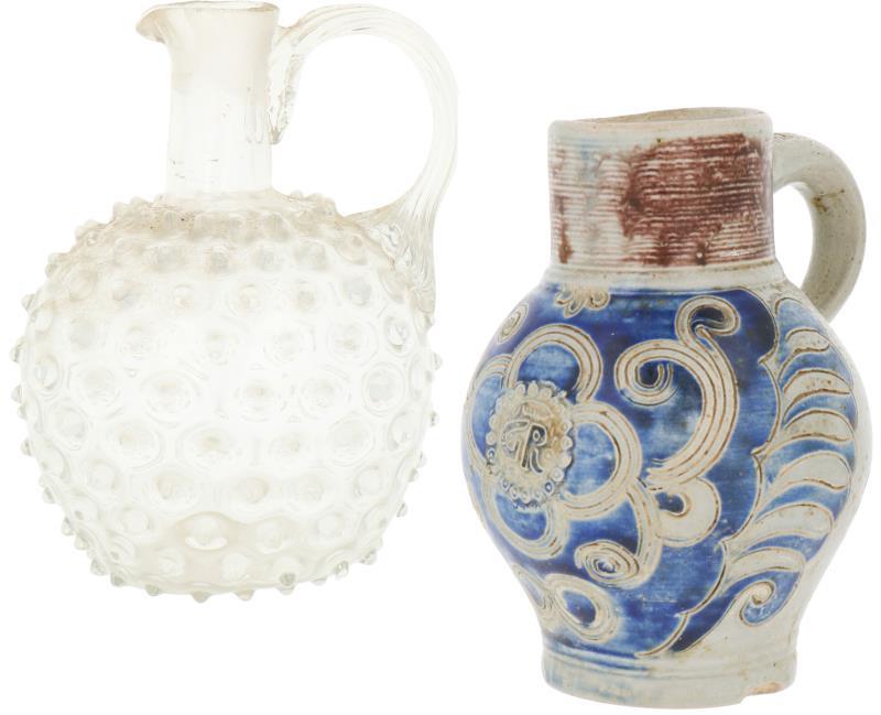 Een lot van twee kruikjes waarvan een glas en een van aardewerk.